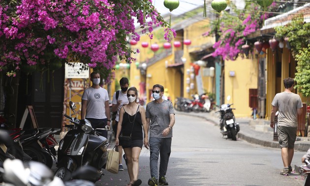 Provinz Quang Nam wird zwei US-Touristendelegationen empfangen