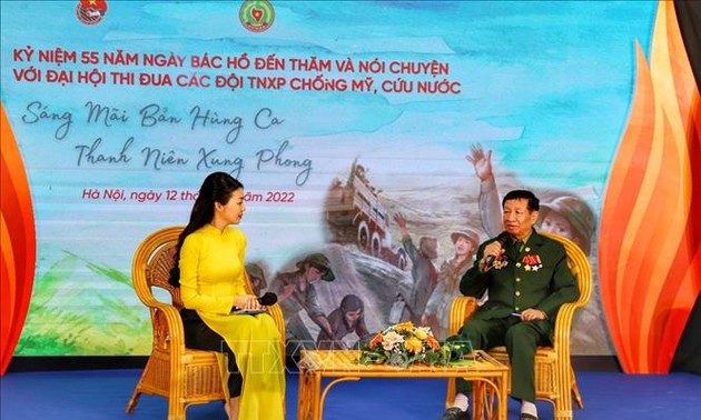Die goldenen traditionellen Geschichtsseiten der freiwilligen Jugendlichen Vietnams weiter schreiben