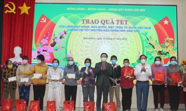 Vizeparlamentspräsident Nguyen Khac Dinh überreicht Neujahrsgeschenke an arme Familien in Khanh Hoa
