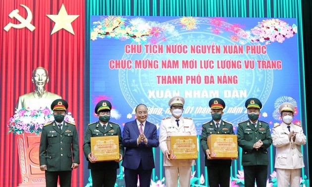 Neujahrsfest: Staatspräsident Nguyen Xuan Phuc besucht bewaffnete Kräfte in Da Nang