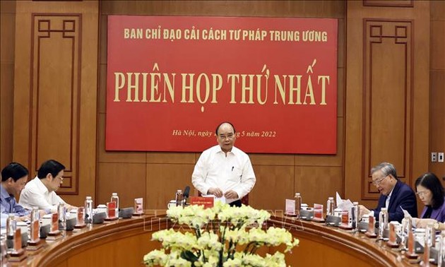 Staatspräsident Nguyen Xuan Phuc leitet erste Sitzung 2022 des Zentralverwaltungsstabs für Justizreform
