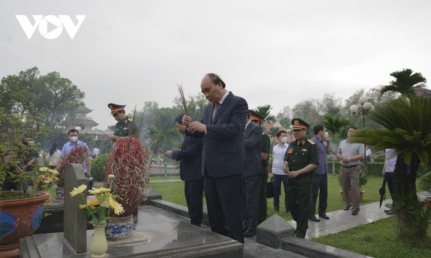 Staatspräsident Nguyen Xuan Phuc zündet Räucherstäbchen zum Gedenken an gefallene Soldaten im Nationalfriedhof A1 an