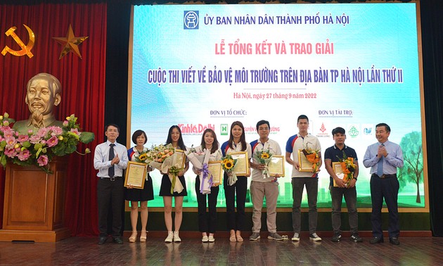 Auszeichnung für 16 Werke des Schreibwettbewerbs über Umweltschutz der Stadt Hanoi