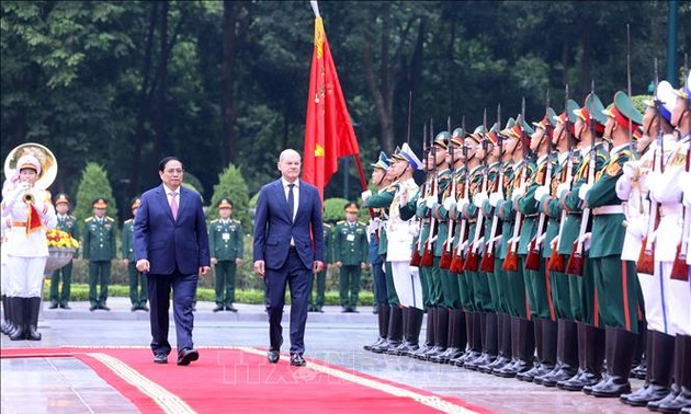 Deutscher Bundeskanzler beginnt den Besuch in Vietnam