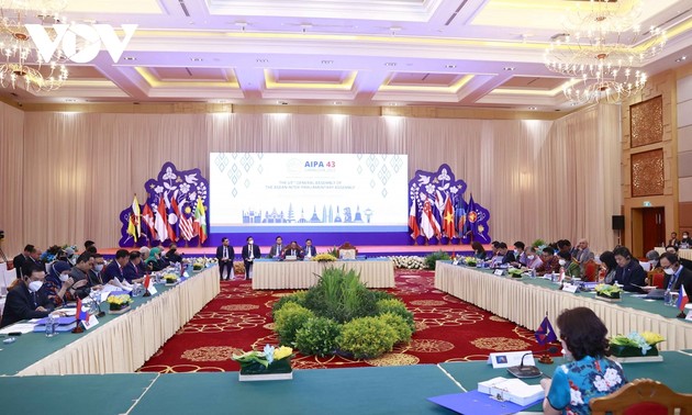 Parlamentspräsident Vuong Dinh Hue nimmt an Sitzung des 43. AIPA-Exekutivkomitees teil