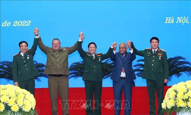 Beamte der vietnamesischen Volksarmee mit kubanischen Orden ehren