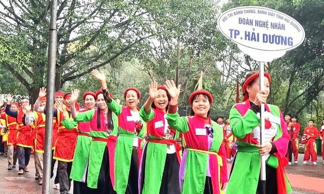 Wettbewerb zum Wickeln von Chung-Kuchen und zum Stampfen von Day-Kuchen in Hai Duong 