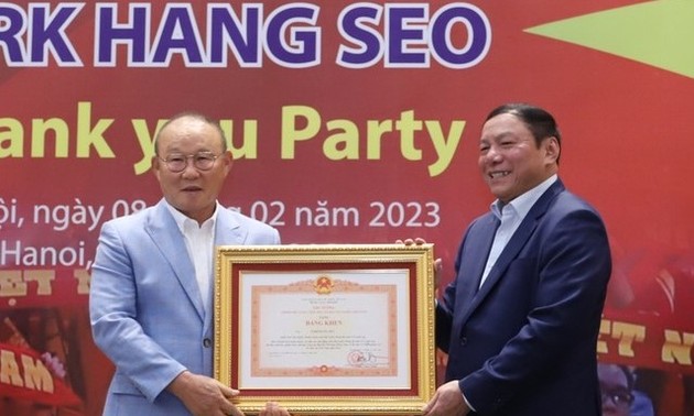 Trainer Park Hang-seo erhält Loburkunde vom vietnamesischen Premierminister