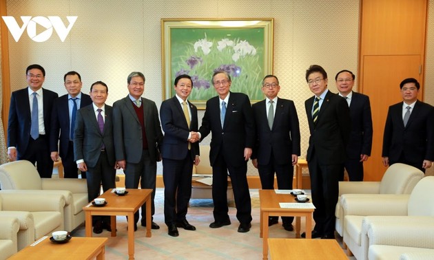Vizepremierminister Tran Hong Ha trifft Spitzenpolitiker Japans