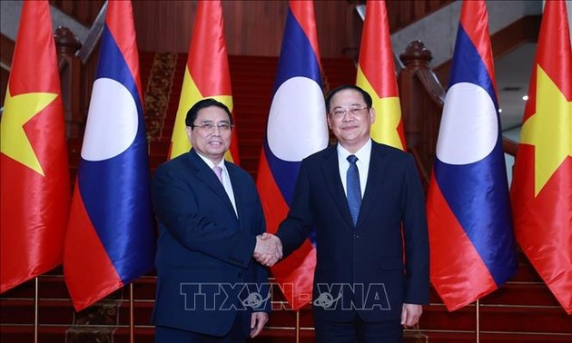 Premierminister Pham Minh Chinh trifft den laotischen Premierminister 