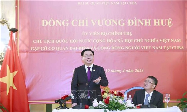 Parlamentspräsident Vuong Dinh Hue besucht vietnamesische Botschaft und Fidel Castro Ruz Zentrum