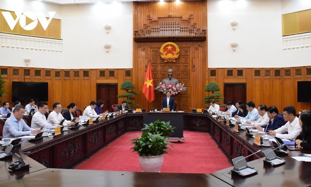 Premierminister Pham Minh Chinh leitet Sitzung über Kreditzinzen und Unternehmensanleihen