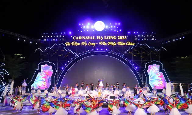 Karneval Ha Long 2023 mit bunten Kulturfarben
