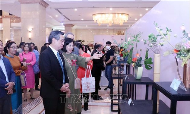 Ausstellung der Kunst des Blumenarrangements der Japaner in Ho Chi Minh Stadt