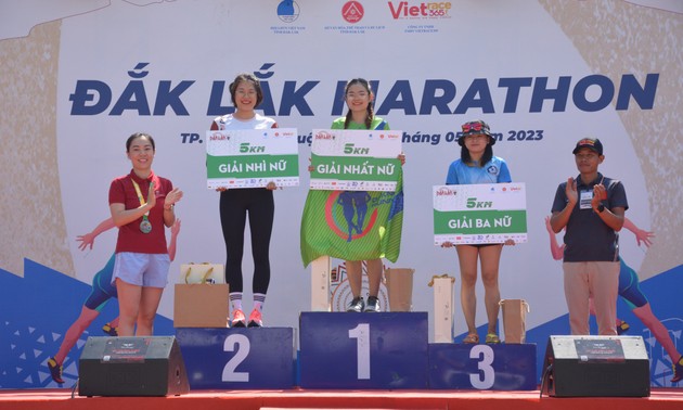 Fast 2000 Läufer beteiligen sich am Marathonlauf in Dak Lak 2023