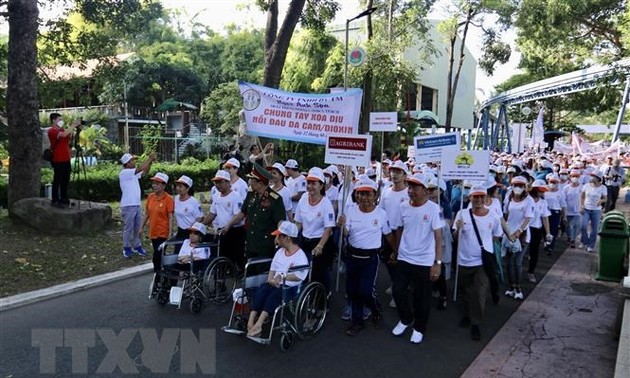 5000 Menschen machen einen Spaziergang für Agent-Orange-Opfer