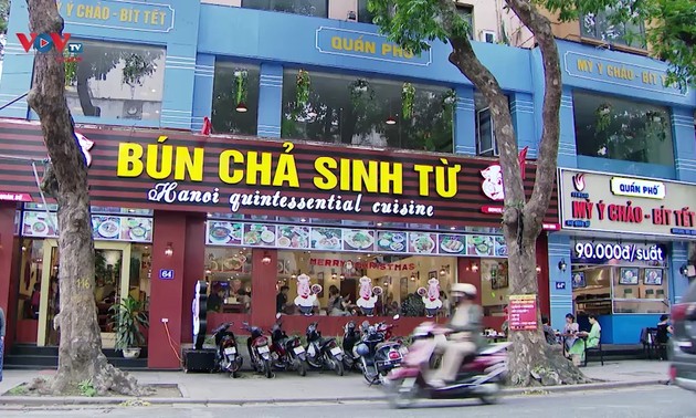 Köstliche Bun cha Sinh Tu in Hanoi