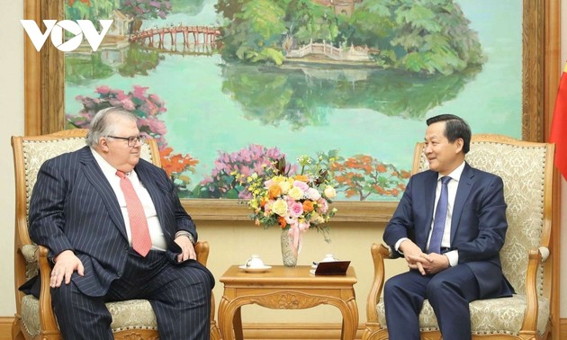 Vizepremierminister Le Minh Khai empfängt den BIZ-Generaldirektor Carstens