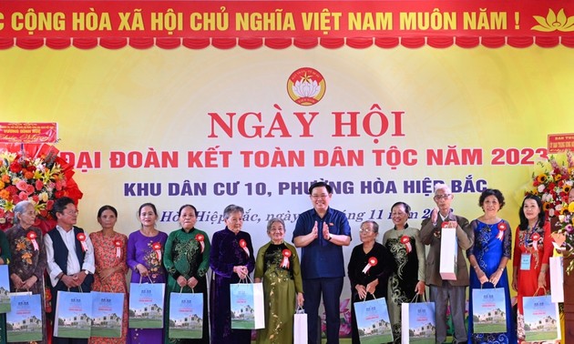 Parlamentspräsident Vuong Dinh Hue nimmt am Festtag der nationalen Solidarität in Da Nang teil