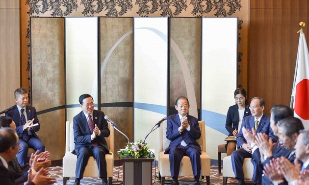 Staatspräsident Vo Van Thuong empfängt den Vorsitzenden der Japan-Vietnam-Abgeordnetengruppe