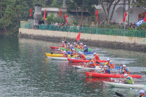 Kajak-Rennen auf dem Da-Fluss in Hoa Binh