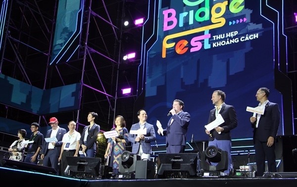 Zehntausende Zuschauer in Ho Chi Minh Stadt sind von BridgeFest 2023 begeistert