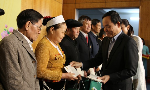 Vizepremierminister Tran Luu Quang überreicht Geschenke zum Neujahrsfest Tet in Hoa Binh  