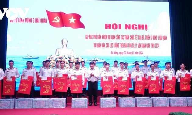 Arbeitsgruppe der vietnamesischen Marine besucht Offiziere und Soldaten der Inselkreise Con Co und Ly Son