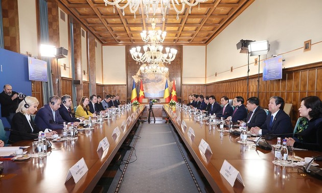 Premierminister Vietnams und Rumäniens nehmen an gemeinsamer Pressekonferenz teil