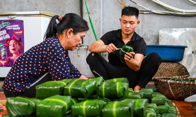 Besuch in Tranh Khuc – Das Dorf der Herstellung von tausenden Chung-Kuchen pro Tag