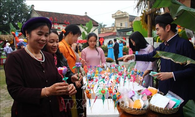 Frühlingsprogramm zum Neujahr des Drachen im alten Dorf Dong Son