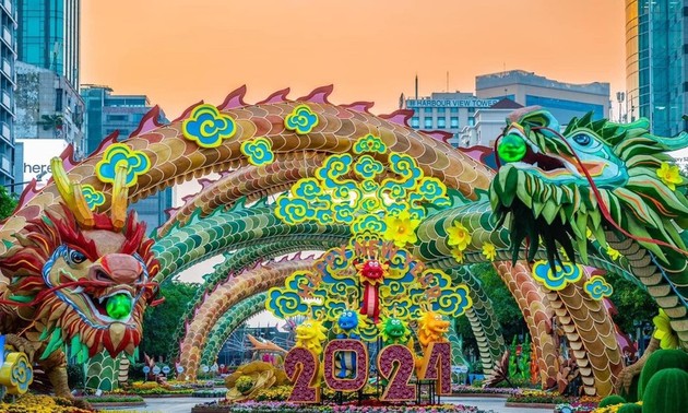 Blumen- und Buchstraßen in Ho Chi Minh Stadt zum Neujahrsfest eröffnet