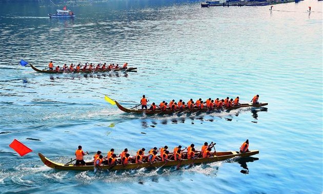 Das Bootsrennenfest an der Brücke Pa Uon der Provinz Son La