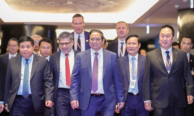 Der Premierminister trifft FDI-Unternehmen und nimmt am Vietnam Business Forum teil