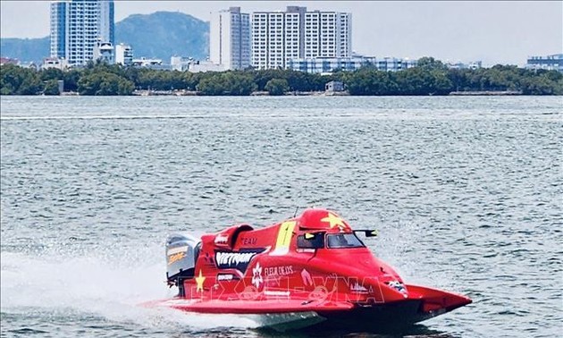 Vietnams Team belegt den ersten Platz des Formel 1-Motorbootrennens in Binh Dinh 