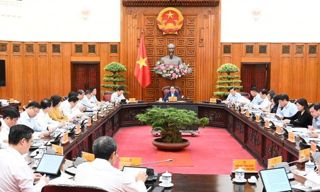 Premierminister Pham Minh Chinh leitet Regierungssitzung über Inflationskontrolle