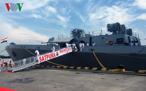 Indian navy ships visit Hai Phong