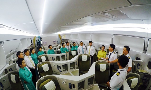 Vietnam Airlines’ passengers offered Tet gifts on first day of lunar year 