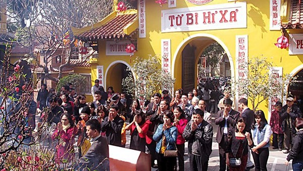 Buddhist temples packed with visitors during Tet