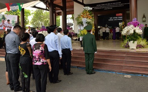 Public pays tribute to former PM Phan Van Khai