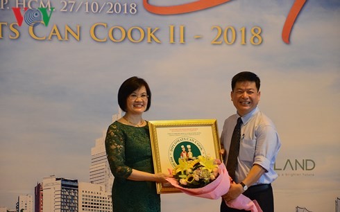 Cooking competition reinforces friendship among diplomats 