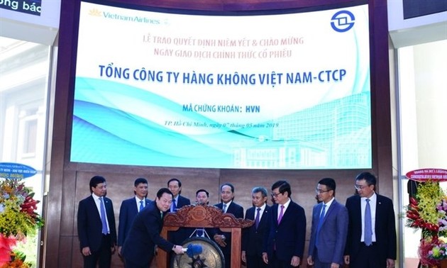 Vietnam Airlines stock debuts on HCM city bourse