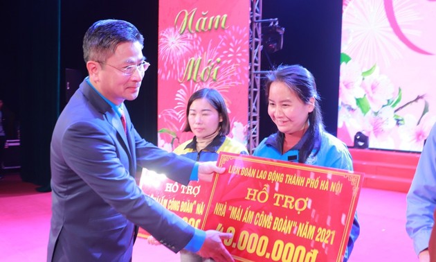 Trade Union offers gifts to ensure happy Tet for workers 