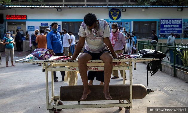 India’s daily coronavirus cases climb to new world record as hospitals buckle