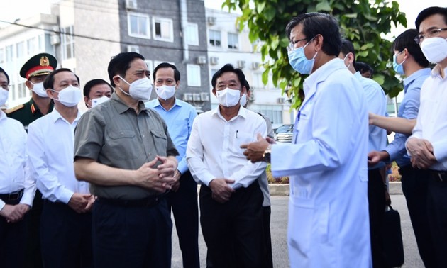 PM inspects COVID-19 response in Binh Duong province