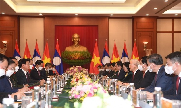 Top leaders of Vietnam, Laos vow to boost great friendship, special ties