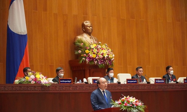 Vietnam-Laos ties are role model in the world: President Phuc