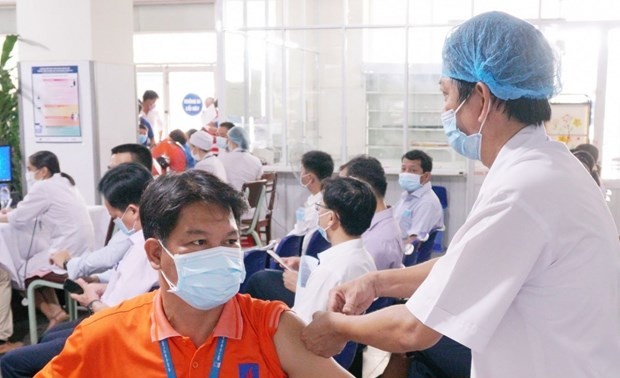 Petrovietnam gives top priority to COVID-19 vaccination 