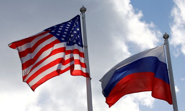 Russia, US start talks on security guarantees
