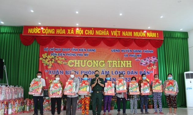 Kien Giang border guards bring Tet to people at sea, island areas